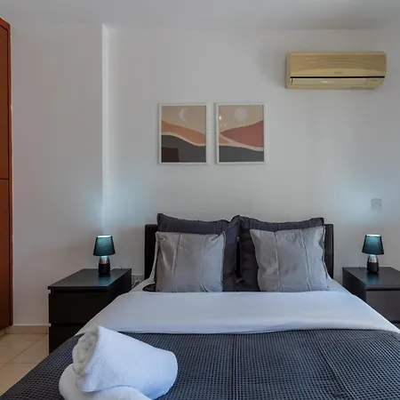 Mia 1-br & Balcony In דירה *